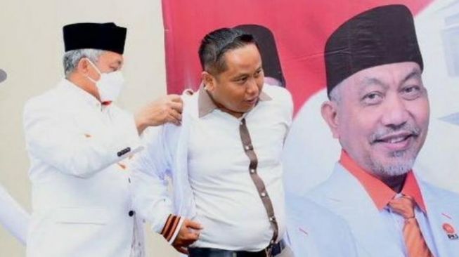 Presiden PKS Ahmad Syaikhu saat melantik Narji, resmi jadi Anggota PKS, Minggu (19/12/2021). (Foto: Suara.com)