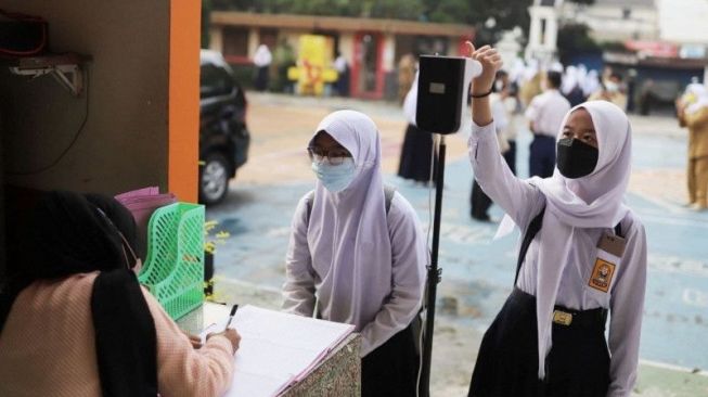 Ilustrasi sejumlah siswi menggunakan alat cek suhu tubuh sebelum masuk ke sekolah di Kota Bandung, Jawa Barat. (Foto: ANTARA/HO-Diskominfo Kota Bandung)