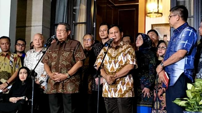 Ketua Umum Gerindra Prabowo Subianto (kanan) dan Ketua Umum Partai Demokrat Susilo Bambang Yudhoyono (kiri). (Foto: Suara.com/Ria Rizki Nirmala Sari)