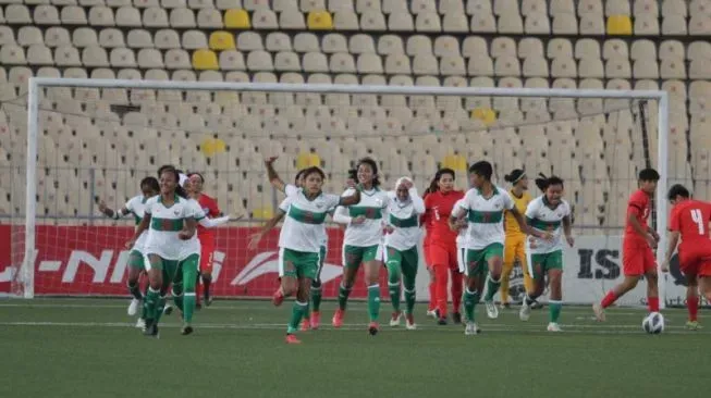 Timnas putri Indonesia merayakan keberhasilan mencetak gol ke gawang Singapura pada laga leg pertama kualifikasi Piala Asia Putri 2022 di Dushanbe, Tajikistan, Jumat (24/9/2021) malam. (Foto: ANTARA/HO-PSSI)