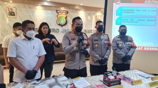 Kapolres Metro Jakarta Barat Kombes Ady Wibowo dalam ungkap kasus penangkapan dua kurir narkoba jaringan Internasional, di Mapolres Jakarta Barat, Senin (17/1/2022). (Foto: SuaraJakarta.id/Faqih Fathurrahman)