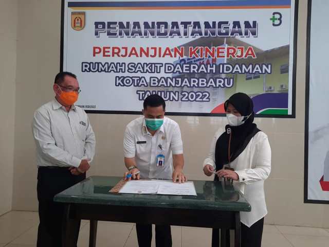 Penandatangan perjanjian kinerja tahun 2022. (Foto: Sekretariat Dewan Pengawas RSD Idaman Kota Banjarbaru)