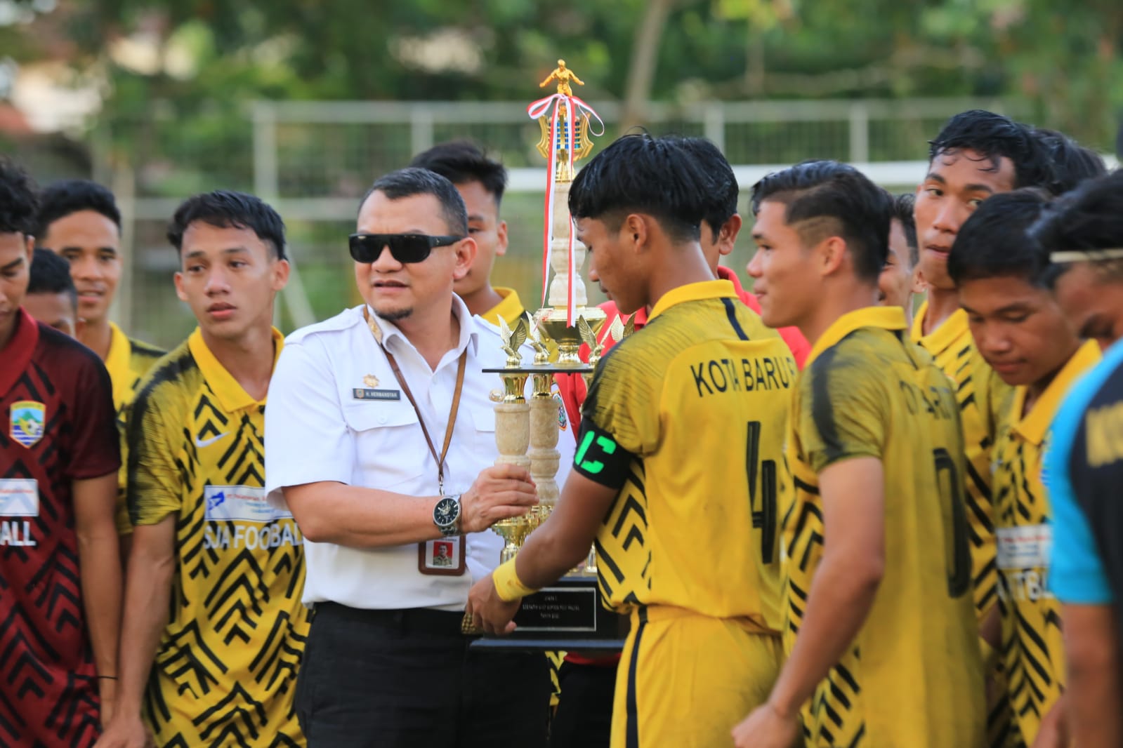 Tim Kotabaru U-17 dengan piala Suratin U-17 Kalimantan Selatan. (Foto: Kominfo Kalimantan Selatan)