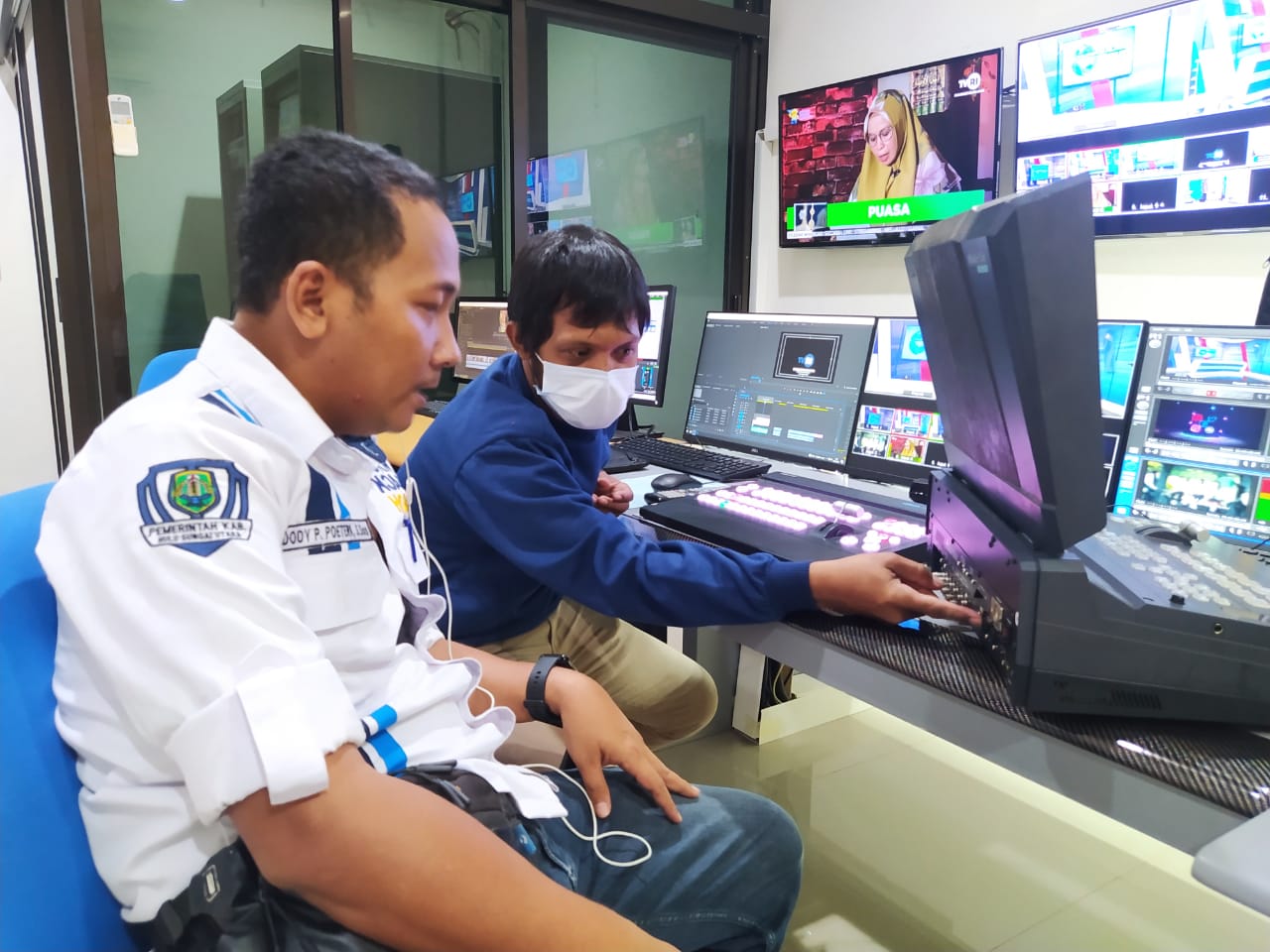 Kominfo Kabupaten Hulu Sungai Utara latihan broadcast ke TVRI Kalimantan Selatan. (Foto: Kominfo Kabupaten Hulu Sungai Utara)