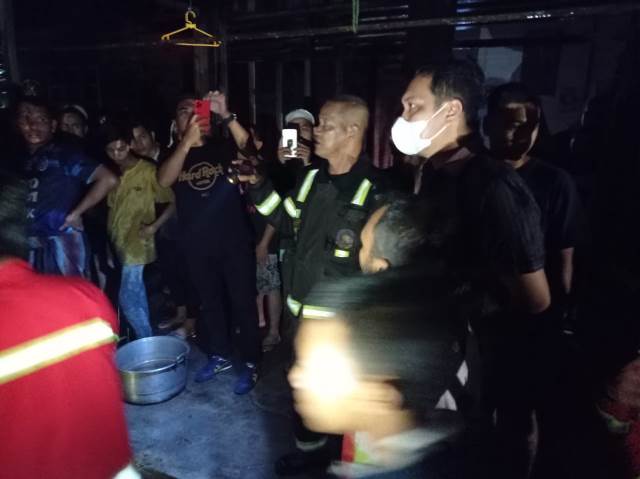 Walikota Banjarbaru HM Aditya Mufti Ariffin berada di lokasi musibah kebakaran. (Foto: Katajari.com)