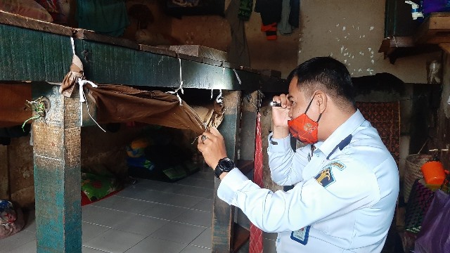 Razia kamar tahanan. (Foto: Lembaga Pemasyarakatan Kelas IIIB Amuntai)