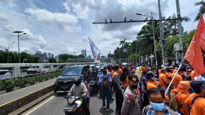 Arus kendaraan di depan Gedung DPR RI berjalan tersendat. (Foto: Suara.com)