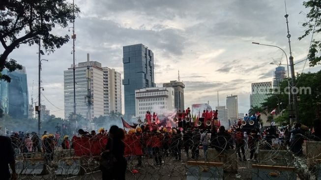 Buruh membubarkan diri usai berdemo. (Foto: Suara.com)