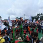Buruh Geruduk Gedung DPR RI Tolak Omnibus Law