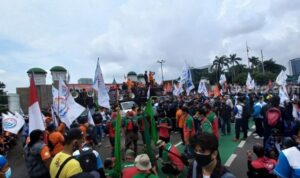 Buruh Geruduk Gedung DPR RI Tolak Omnibus Law