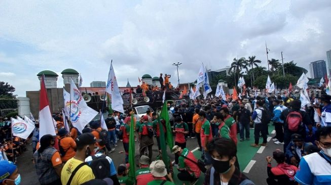 Massa buruh geruduk DPR RI menolak omnibus law. (Foto: Suara.com)