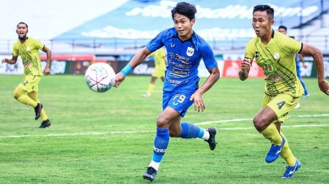 Pemain PSIS Semarang, Adithya Jorry Guruh di bawah tekanan bek kiri Barito Putera, Miftah Anwar Sani di Stadion Kapten I Wayan Dipta, Gianyar, Kamis (10/2/2022). (Foto: Dok. PSIS)