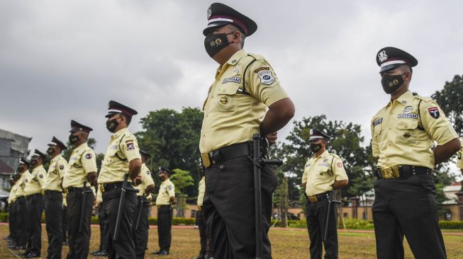 Personel Satpam dengan seragam barunya pada Upacara Hari Ulang Tahun ke-41 Satpam di Lapangan Bhayangkara, Mabes Polri, Jakarta, Rabu (2/2/2022). (Foto: ANTARA FOTO/Galih Pradipta)