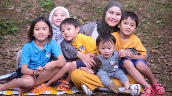 Zaskia Adya Mecca bersama anak-anak. (Foto: Instagram Zaskiaadyamecca)