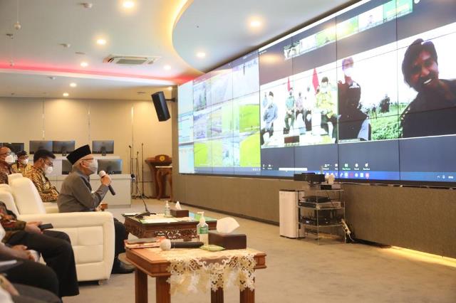 Menggunakan layanan Agriculture War Room (AWR) dan terhubung ribuan penyuluh dan petani diseluruh Indonesia, Wakil Presiden Ma’ruf Amin mengatakan ketersediaan pangan dalam kondisi cukup dan aman, Selasa (8/3/2022) di Jakarta. (Foto: Tim Ekspos SMK PP Negeri Banjarbaru)
