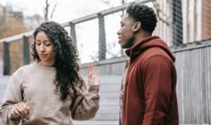 Empat Tanda Dia Tidak Tertarik, Baiknya Kamu Pilih Mundur