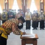 Pelantikan 16 Pejabat Pimpinan Tinggi Pratama Oleh Gubernur Sahbirin Noor