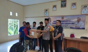 Nelayan di Kotabaru Menerima Bantuan Alat Bantu Penangkap Ikan