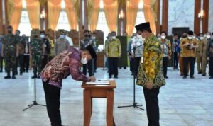 Paman Birin Melantik Rizal Sebagai Komisaris Bank Kalsel