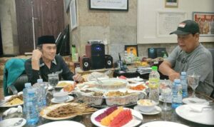 Paman Birin Menjamu Makan Malam Sang Raja Dangdut