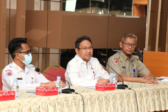 Plt Kepala Pelaksana BPBD Kabupaten Banjar Sufrianto (kanan) menghadiri rapat koordinasi FGD perhitungan mandiri indeks ketahanan daerah, Rabu (20/7/2022) di Martapura. (Foto: Kominfo Kabupaten Banjar)
