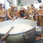3000 Mangkuk Bubur Asyura Dibagikan di Kantor Pemprov Kalsel