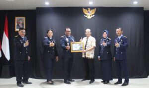 Sembilan penghargaan untuk Kanwil Kemenkumham Kalsel. (Foto: Humas Kanwil Kemenkumham Kalsel)