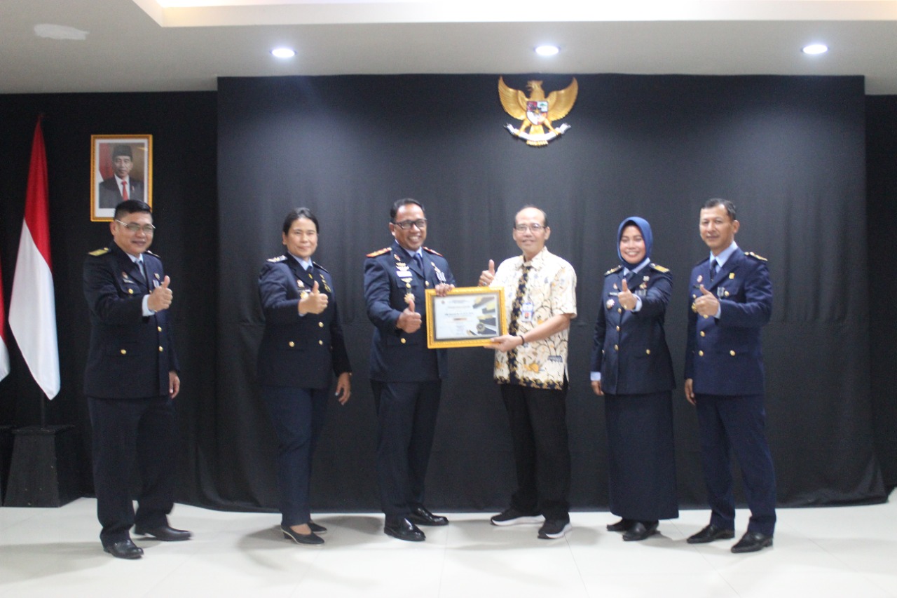 Sembilan penghargaan untuk Kanwil Kemenkumham Kalsel. (Foto: Humas Kanwil Kemenkumham Kalsel)
