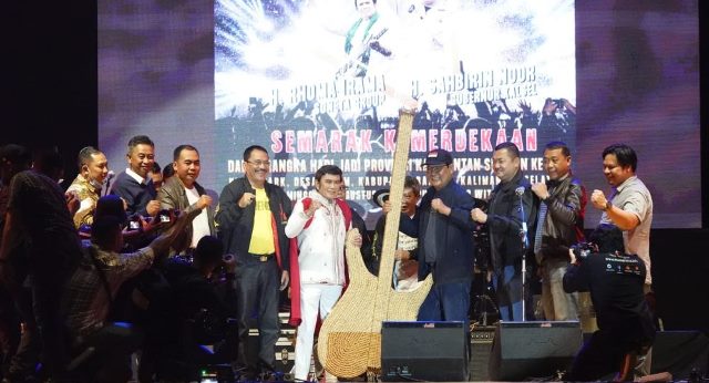 Rhoma Irama saat tampil di Kiram Park Kabupaten Banjar, Minggu (14/8/2022). (Foto: Adpim Setdaprov Kalsel)