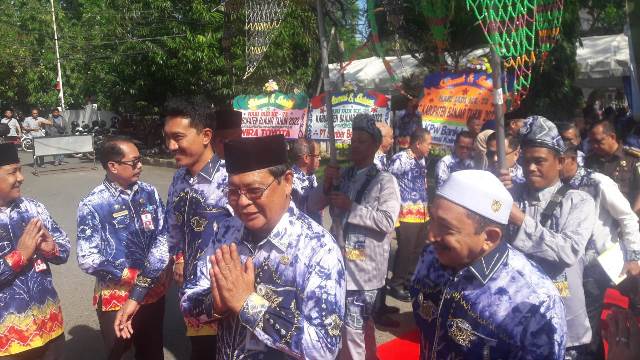 Gubernur Kalsel H Sahbirin Noor didampingi Bupati Banjar H Saidi Mansyur dan Wabup Said Idrus Al Habsyi di puncak acara Hari Jadi ke 72 Kabupaten Banjar, Rabu (24/8/2022) di Martapura. (Foto: Katajari.com)