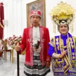 Iriana Jokowi Luwes Dengan Berbalut Busana Adat