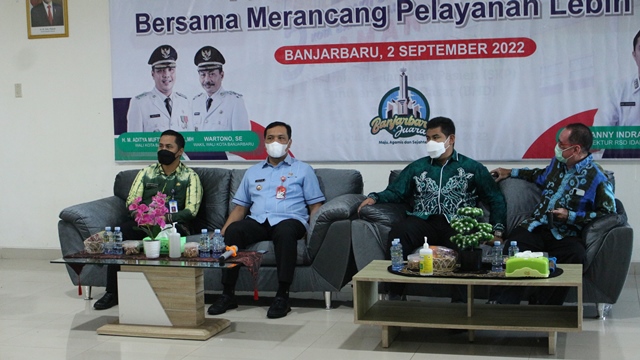 Walikota Banjarbaru HM Aditya Mufti Ariffin (dua kiri) berikan motivasi kepada RSD Idaman Kota Banjarbaru. (Foto: Humas RSD Idaman Kota Banjarbaru)