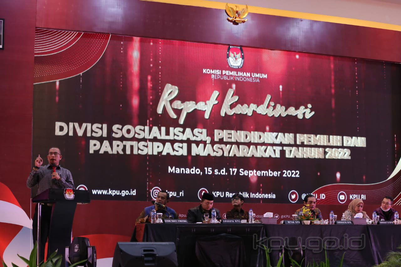 Divisi Sosialisasi dan Pendidikan Pemilih se-Indonesia di Manado, Sulawesi Utara, Jumat (16/9/2022) malam. (Foto: Humas KPU RI)