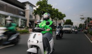 Pengguna motor listrik harus mempunyai Surat Izin Mengemudi (SIM) khusus atau bisa menggunakan SIM C?. (Foto: Dok Gojek)