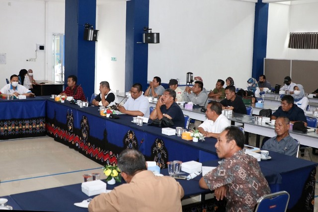 PT Air Minum Intan Banjar sosialisasi penyesuaian tarif baru kepada perwakilan pelanggan, masyarakat, LSM, dan wartawan. (Foto: Katajari.com)