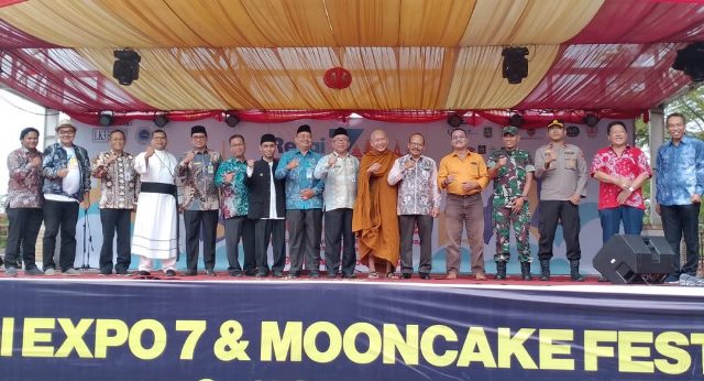 Pembukaan Religi Expo ke-7 dan Mooncake Festival 2022 di area Siring Jalan Sudirman Kota Banjarmasin Provinsi Kalimantan Selatan (Kalsel), Jumat (9/9/2022). (Foto: Adpim Setdaprov Kalsel)