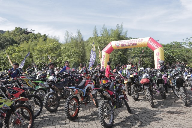 Ratusan riders ikuti Almatsay The Legend Of Brother Adventure V dan Borneo Hard Enduro Series 1 2022 di Kiram Park, Minggu (10/9/2022). (Foto: Adpim Setdaprov Kalsel)