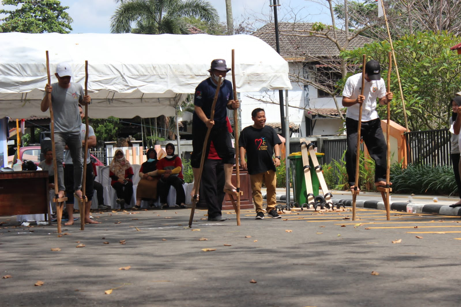 Lomba egrang beregu di Museum Lambung Mangkurat baru baru tadi. (Foto: Museum Lambung Mangkurat)