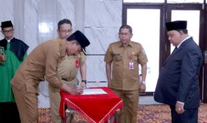 Bupati Banjar H saidi Mansyur tandatangan berita acara pelantikan Direktur Baramarta Rachman Agus, Senin (12/9/2022). (Foto: Kominfo Kabupaten Banjar)