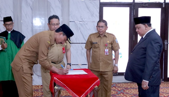 Bupati Banjar H saidi Mansyur tandatangan berita acara pelantikan Direktur Baramarta Rachman Agus, Senin (12/9/2022). (Foto: Kominfo Kabupaten Banjar)