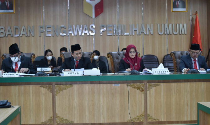 Majelis Sidang Bawaslu saat membacakan putusan atas laporan dugaan pelanggaran administrasi pemilu dari tujuh partai politik calon peserta Pemilu 2024 di Gedung Bawaslu, Jakarta, Selasa 13 September 2022. (Foto: Pemberitaan dan Publikasi Bawaslu RI)