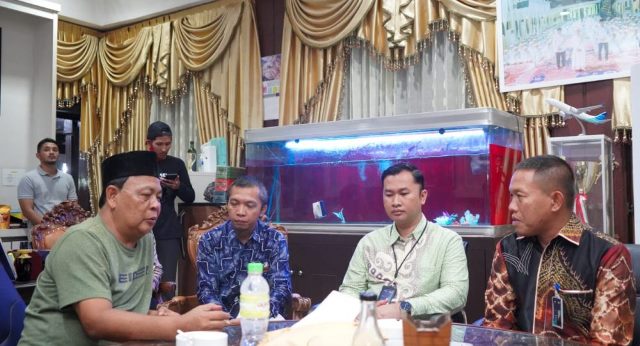 Gubernur Kalimantan Selatan H Sahbirin Noor bersama pimpinan PT PLN Kalselteng, Jumat (16/9/2022). (Foto: Adpim Setdaprov Kalsel)