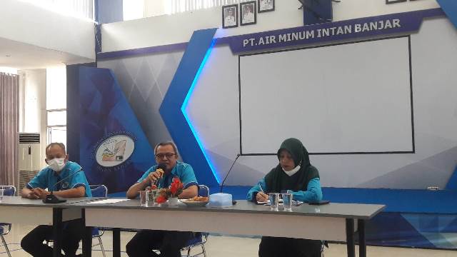 PT Air Minum Intan Banjar jumpa pers dengan wartawan di Kabupaten Banjar dan Kota Banjarbaru, Selasa (6/9/2022). (Foto: Katajari.com)