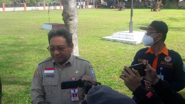 Sekda Banjar HM Hilman didampingi Plt Kepala BPBD Kabupaten Banjar Ahmad Norsailah, usai gelar apel siaga karhutla, Kamis (8/9/2022). (Foto: Katajari.com)