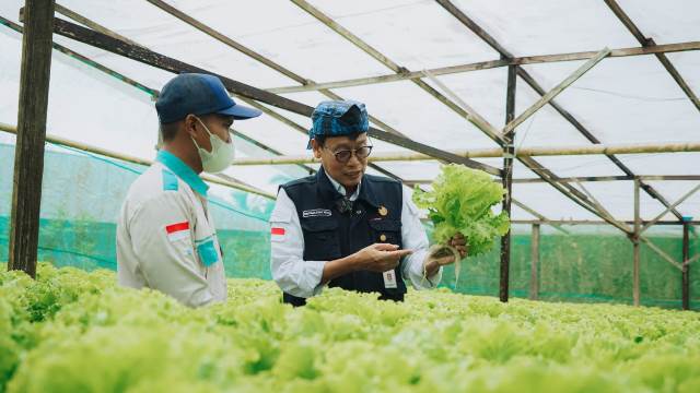 Kepala Badan Penyuluhan dan Pengembangan Sumber Daya Manusia Pertanian (BPPSDMP) Dedi Nursyamsi (kanan) di Kutai Kertanegara, Sabtu (10/9/2022). (Foto: Tim Ekspos SMK PP Negeri Banjarbaru)