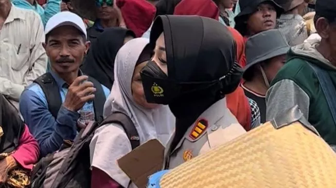 AKP Rita Yuliana mengawal jalannya aksi demo para petani di Hari Tani Nasional, Selasa 27 September 2022. (Foto: Instagram @ritasorchayuliana)