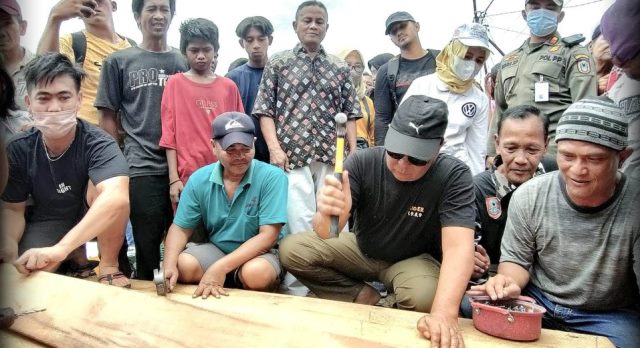 Gubernur Kalsel H SahbirinNoor membantu bangun titian jembatan di bantaran sungai Jalan Simpang Pengambangan RT 10 dan 28, Kelurahan Pengambangan Kecamatan Banjarmasin Timur, Minggu (4/9/2022) pagi. (Foto: Adpim Setdaprov Kalsel)