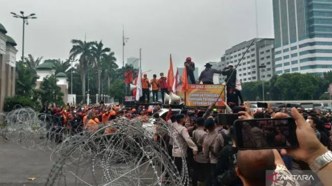 Demo buruh waktu lalu. Para buruh akan demo terkait kenaikan harga BBM pekan depan. (Foto: Antara)