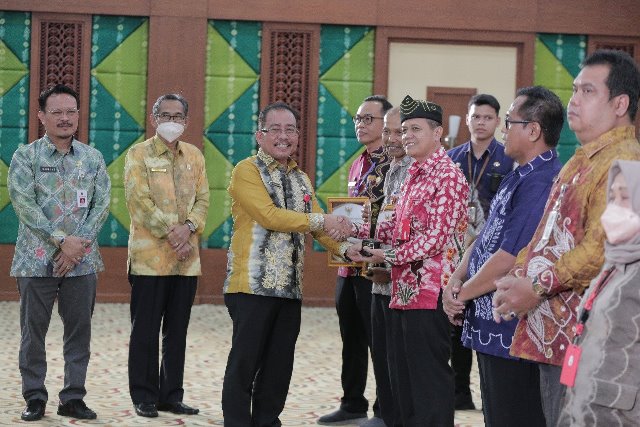 Enam instansi menerima penghargaan Inovasi Daerah dari Pemprov Kalsel, Kamis (8/9/2022). (Foto: Adpim Setdaprov Kalsel)