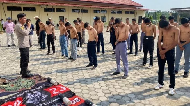 Puluhan pelajar Lampung Selatan diamankan karena membawa sajam saat hendak ikut demo penolakan harga BBM, Kamis (15/9/2022). (Foto: Lampungpro.co)